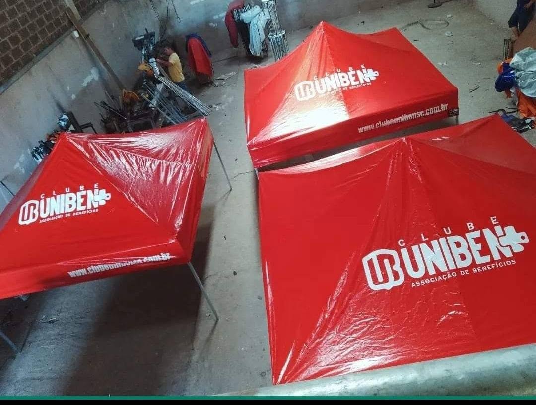Tenda piramidal 9x4 cobrindo corredor de feira