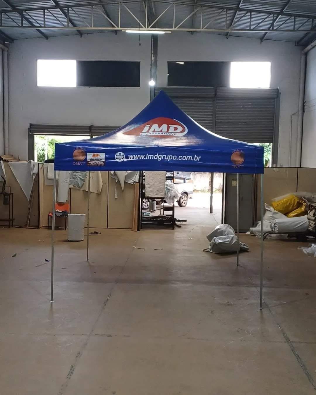 Tenda sob medida instalada em culto ao ar livre